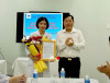 Ông Trương Văn Hùng - Giám đốc Sở Y tế  trao quyết định Phó Giám đốc BVĐK tỉnh cho bà Võ Thị Ánh Hà.