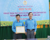 Ông Phan Văn Bua – Phó Chủ tịch LĐLĐ tỉnh trao Bằng khen của Liên đoàn Lao động cho ông Nguyễn Thanh Bình - Chủ tịch CĐN Y tế.