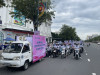 Đội tuyên truyền lưu động của các ban, ngành diễu hành hưởng ứng trong buổi lễ mít tinh.