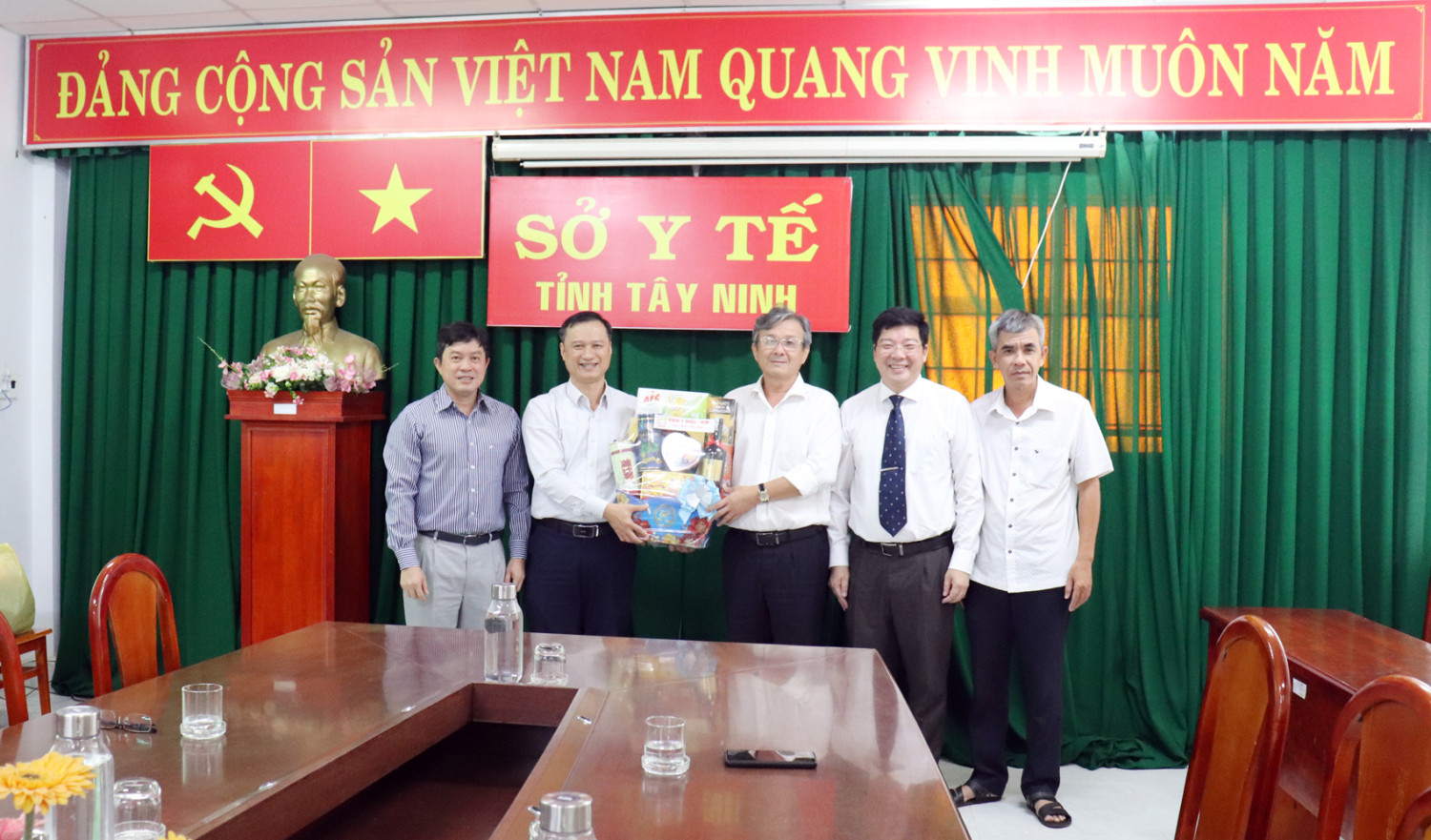 Đại diện Trường Đại học Quốc gia thành phố Hồ Chí Minh chúc tết Sở Y tế và Bệnh viện Đa khoa tỉnh.