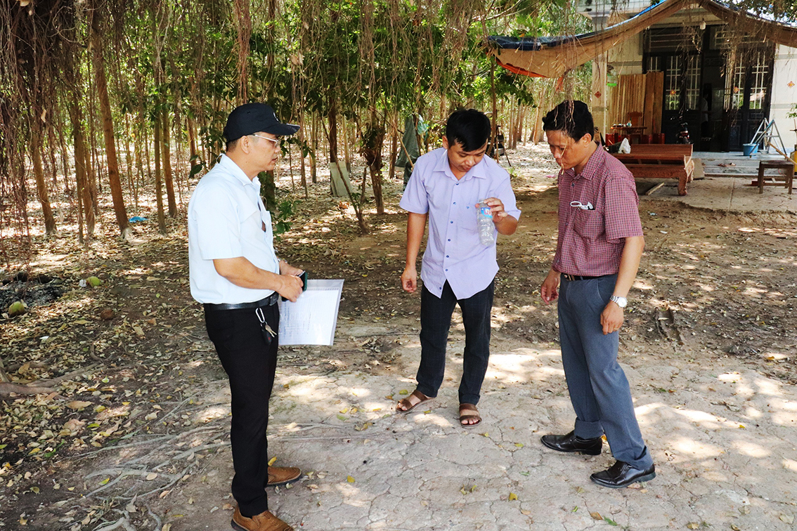 Đoàn Giám sát của CDC Tây Ninh điều tra côn trùng và thực hiện phun hoá chất.