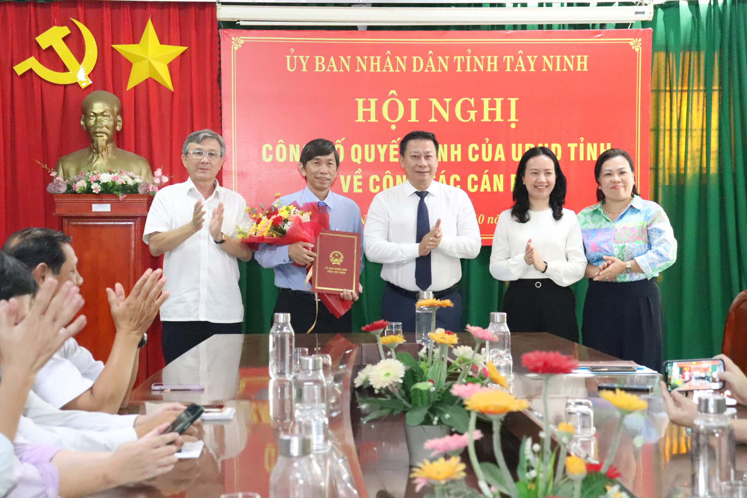 Chủ tịch UBND tỉnh Nguyễn Thanh Ngọc và lãnh đạo Sở Nội vụ tặng hoa chúc mừng lãnh đạo Sở Y tế.