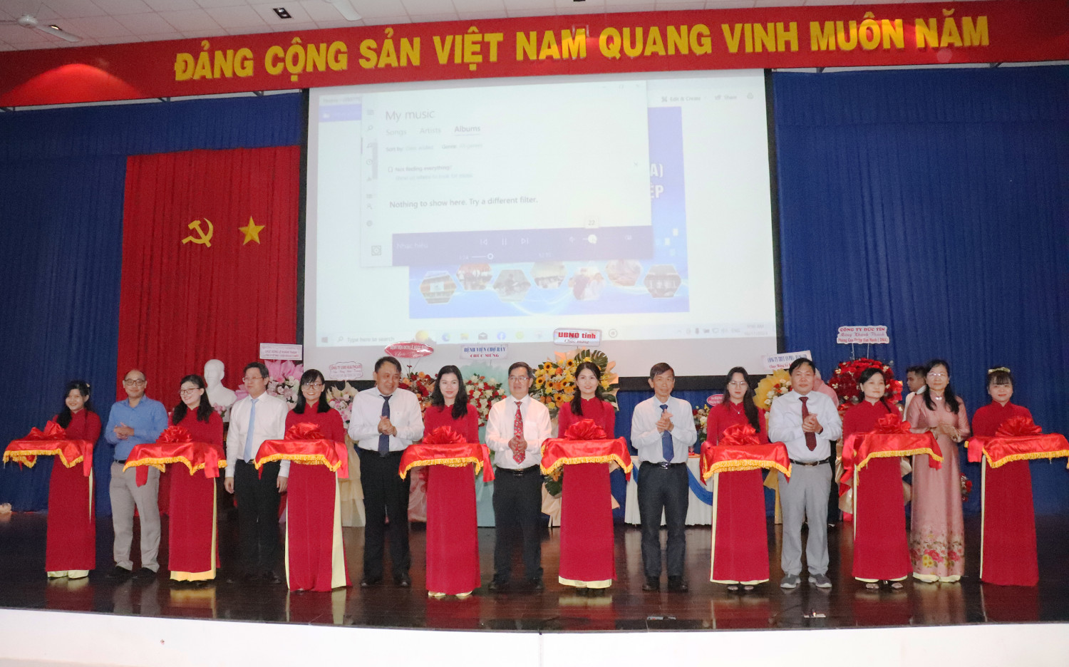 Lãnh đạo cắt băng khánh thành phòng Can thiệp tim mạch (DSA)