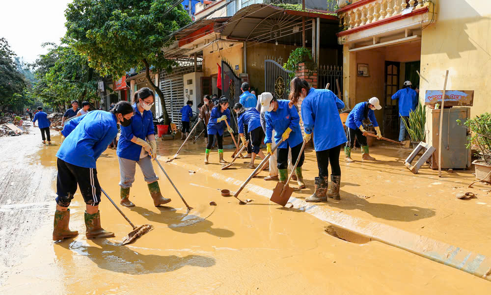 Chung tay dọn vệ sinh khắc phục sau mưa lũ (ảnh minh hoạ)