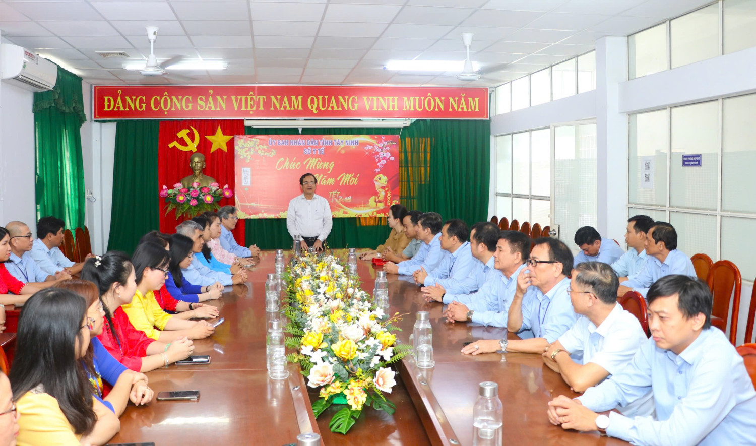 Phó Chủ tịch UBND tỉnh Nguyễn Hồng Thanh thăm, chúc Tết tập thể Lãnh đạo, công chức và người lao động của Sở Y tế Tây Ninh nhân ngày làm việc đầu năm mới.