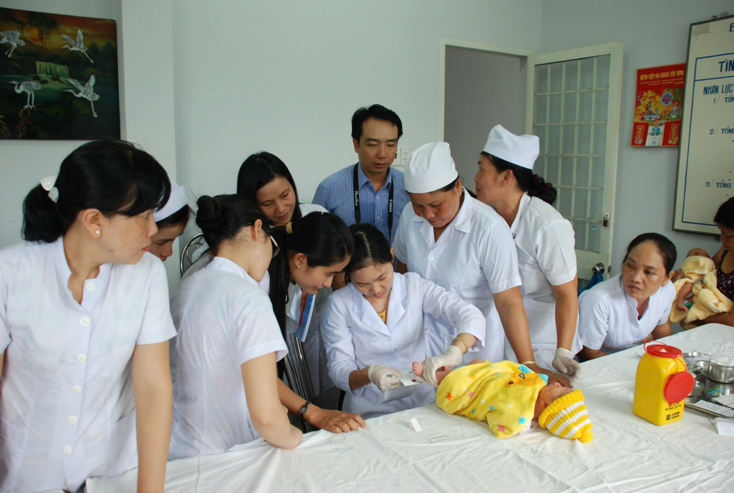 Hướng dẫn lấy máu gót chân trẻ tầm soát sơ sinh