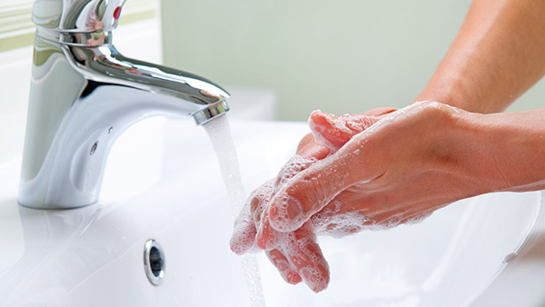 Rửa tay thường xuyên bằng nước sạch, xà phòng hoặc dung dịch sát khuẩn là một trong những biện pháp phòng, chống bệnh truyền nhiễm.