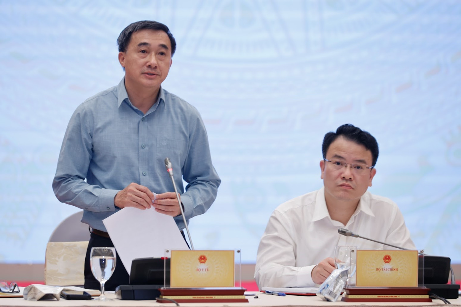 Thứ trưởng Bộ Y tế Trần Văn Thuấn cung cấp thông tin về việc thực hiện chủ trương miễn viện phí cho toàn dân.