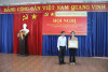 Đồng chí Đỗ Hồng Sơn - Phó Bí thư Đảng bộ tặng giấy khen cho Chi bộ Bệnh viện Y Dược Cổ truyền