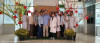 Bác sĩ Vũ Gia Phương chụp ảnh lưu niệm tại Trung tâm Y tế Tân Châu
