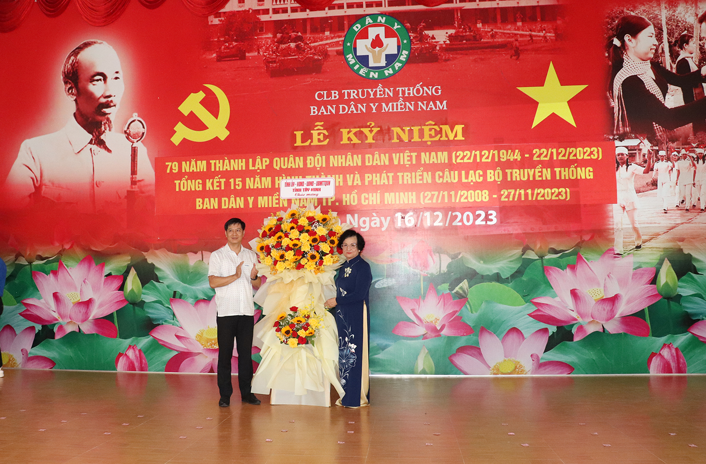 Bí thư Tỉnh uỷ, Chủ tịch HĐND tỉnh Tây Ninh Nguyễn Thành Tâm tặng hoa chúc mừng buổi họp mặt.